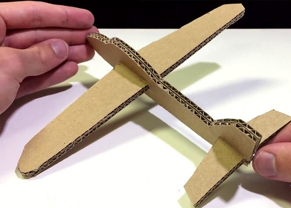 Máy bay mô hình từ thùng giấy